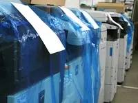 社内には顧客から預かっている複合機が並ぶ。