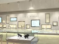 洗練されたジュエリーが並ぶ店内。季節に合わせてディスプレイしています。