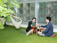芝生を敷き詰めたカフェスペースでは、リフレッシュした雰囲気でミーティングをすることもあります。