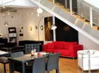 スタイリッシュな家具が並ぶオシャレな店舗