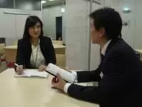 上司に現在取り組み中の課題について報告します。
