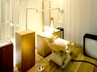 お客様にくつろいでいただくために、施術を提供する部屋は全て個室。歯を削る音や消毒の臭いもありません