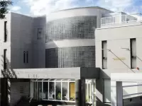 オシャレな外観が自慢のオフィス。芦屋の山手に位置する高級住宅街にあります。