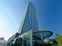 オフィスは「虎ノ門ヒルズ」。2014年に建てられた新しいビルで、カフェやレストランが充実しています。