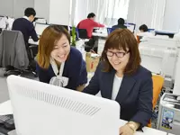 社内の中心は20代の若手。仕事の合間にも話がはずみます♪