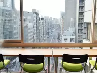 渋谷駅前に続く明治通りが一望できるリラグゼーションスペース。