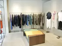 長く着られる洋服たち。お客様のなかには「これ20年前に買ったのよ」という商品を着て来店される方も