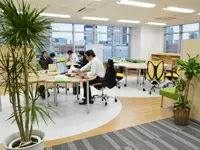 本社のオフィスは明るく居心地がバツグン！お菓子やドリンクが買えるコーナーもあります。