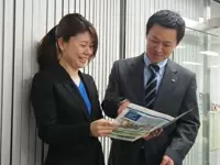 「こんな間取りに変えたらどうかな？」社員同士、意見を出し合いながら仕事を進めています。