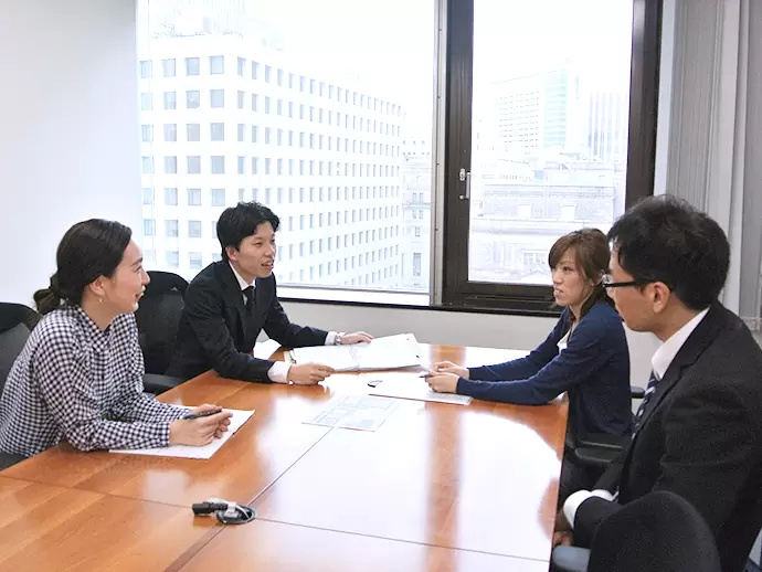 営業の方と一緒にミーティング。しっかり情報共有を行い、今後のスケジュールなどを決めていきます。