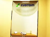 東京本社のエントランス。ポテンシャル重視の採用ですので、面接ではざっくばらんにお話しましょう♪