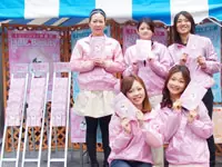 「創刊号は自分たちで配りたい！」とスタッフが集まり、配布イベントを行いました！