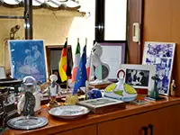 オフィスのあちらこちらにオブジェが飾ってあり、ヨーロッパの息吹を感じられる職場です。