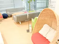 【休憩スペース】社員の働きやすさを考え、仕事の合間に一息付ける憩いの空間をご用意しています。
