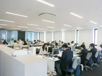 活気のあるオフィス内。「靴が好き」という想いは社員共通です！