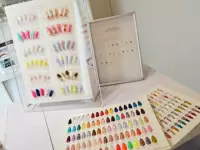 ネイルのカラーバリエーションは120色以上。爪を傷めないようにパラジェルを使用。好評です！