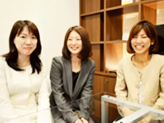 幅広い年齢の女性が活躍中の当社。ほとんどの方が営業職や歯科業界未経験からスタートしています