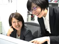 仕事の相談をしつつ別の話で盛り上がることも。サークルやイベントなど、仕事以外でも話題は尽きません。