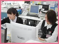 仕事中も社員同士が和気あいあいと楽しく仕事をしています。