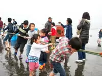 お得意様を招いた地引網大会を開催！地域に根付いた建築会社として愛されています。