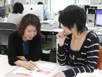 原稿を校正中。「ここ、どう思う？」と、遠慮なく意見を交わします。