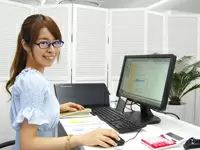 コスメについての情報収集は大切なお仕事！各種女性誌などの購入も、会社でサポートしてくれます。