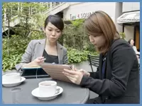 打ち合わせの合間にカフェで一息。研修中は先輩と一緒にクライアント先へ向かいます！