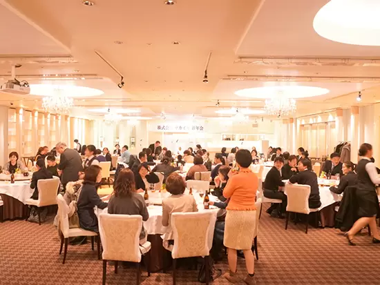 社員新年会の様子。成果は社員の皆さんに正当に還元します。