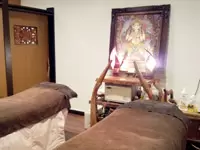 バリをイメージした店内は暖かい明かりにつつまれています。