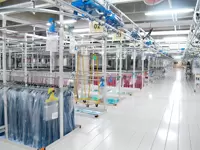 レールが特徴の業界最大規模の倉庫には、某アパレルブランドの洋服がたくさん！