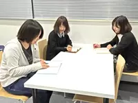 ミーティングでは、商品企画や環境整備について意見を交換します。