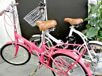 近くへの移動は自転車で、遠くへは社用車で★