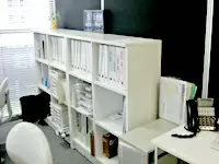 白を基調にしたシンプルなインテリア。落ち着いて働ける環境です。
