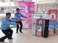 「まずは一杯どうぞ！」美味しく冷たいお水を片手に元気よくお声掛けすることからスタートします。