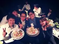 設立間もないからこそ、チームワークが大切です。定期的に社長や社員と食事に行くことで仲を深めています！