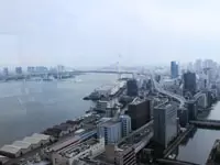 東京本社をはじめ各拠点も拡張移転・増床！写真は、レインボーブリッジを臨む東京本社の会議室。