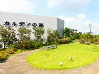 ▲バス停「菅田町入口」から徒歩3分。和やかな雰囲気の漂う町でのびのび働きましょう！