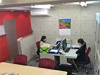 スッキリとしたレイアウトのオフィスは、「働きやすい」と社員からも評判です◎