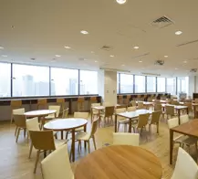 広々とした本社オフィスの会議室。お昼には皆でお弁当を持ち寄ってランチをしたり、自由に使われています。