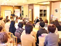 作家から直接お話しを聞ける、ぎゃらりートークを定期的に開催しています
