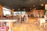 会社近くにある「森の食堂」。自社農園で作られた旬の食材を使った手作り料理をいただけます。