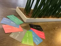 名刺のカラーパターンを8色つくり、スタッフそれぞれが好きな色の名刺を持っています。