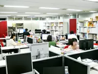 ひとりひとりに用意しているL字型デスクは、打ち合わせもできる万能スペースです。