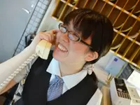 「ご予約、ありがとうございます」常連のお客様からの電話に、思わず笑顔がこぼれます。