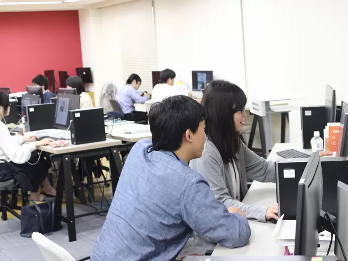 女性5割の当社。産育休などの長期キャリア形成サポートを整え、離職率はわずかに一桁です。