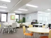 明るくてきれいなオフィス♪手前が打ち合わせスペース、右奥が業務フロアです。