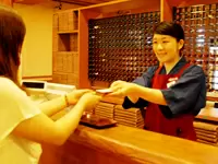受付では、いつもお声がけ下さるお客様も。地元ならではの距離の近さです。
