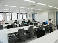 7月に移転したばかりでキレイなオフィス。駅チカで便利ですよ。