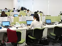 東京支店の様子。カラフルな椅子が特徴的。