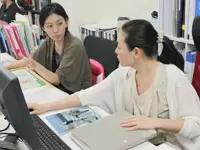 仕事風景。小規模な会社なので、社内では部署内はもちろん、他部署とも仲が良いです。